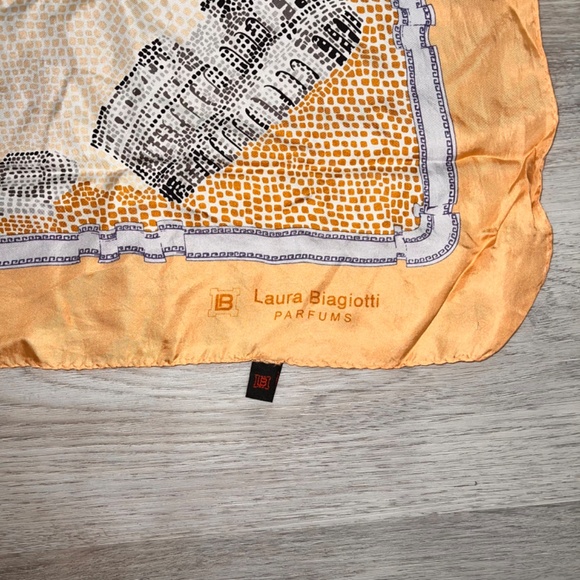 Yellow scarf 100% silk Italy Laura Biagiotti - Picture 2 of 4